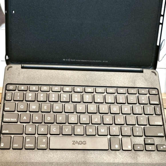 ZAGG Folio Black Backlit Hinged Wireless Keyboard Case For iPad Air in Box - Picture 3 of 12